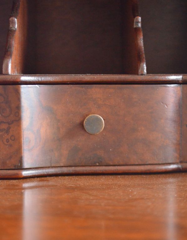 ビューロー　アンティーク家具　キレイなアンティーク英国家具、ウォルナット材のビューロー（デスク）。ビューロー内にある小引き出しの取っ手です。(q-536-f)