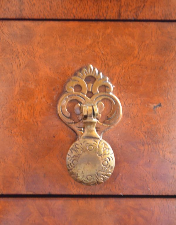 ビューロー　アンティーク家具　キレイなアンティーク英国家具、ウォルナット材のビューロー（デスク）。まるでジュエリーの様な美しい取っ手。(q-536-f)