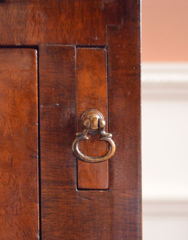 ビューロー　アンティーク家具　キレイなアンティーク英国家具、ウォルナット材のビューロー（デスク）。この取っ手を引き出すと、デスクの支えが出てきます。(q-536-f)