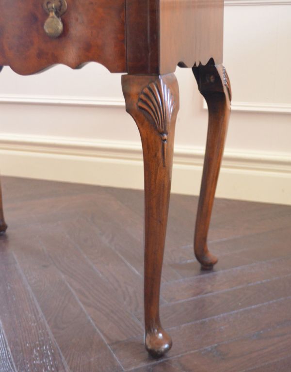 ビューロー　アンティーク家具　キレイなアンティーク英国家具、ウォルナット材のビューロー（デスク）。安定感のある脚がしっかり支えます。(q-536-f)