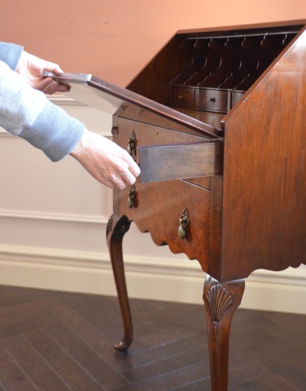 ビューロー　アンティーク家具　キレイなアンティーク英国家具、ウォルナット材のビューロー（デスク）。ビューローは支えでしっかり固定されるので、安心してお使いいただけます。(q-536-f)