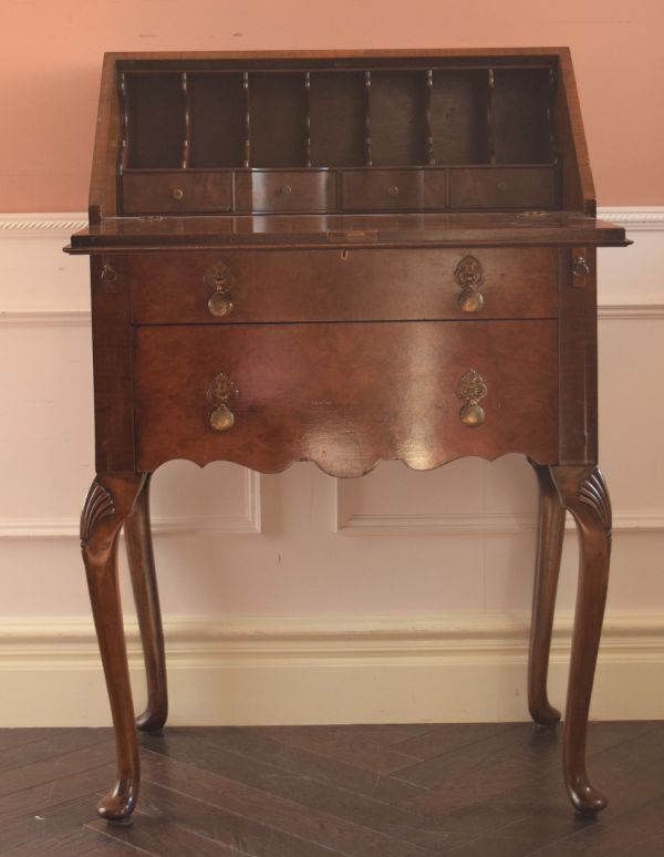 ビューロー　アンティーク家具　キレイなアンティーク英国家具、ウォルナット材のビューロー（デスク）。棚に化粧品を片付ければ、奥様のドレッサー代わりにもなりますよ。(q-536-f)