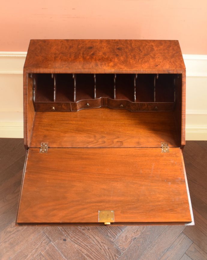 ビューロー　アンティーク家具　キレイなアンティーク英国家具、ウォルナット材のビューロー（デスク）。デスクは広々としていて、使いやすいんです。(q-536-f)