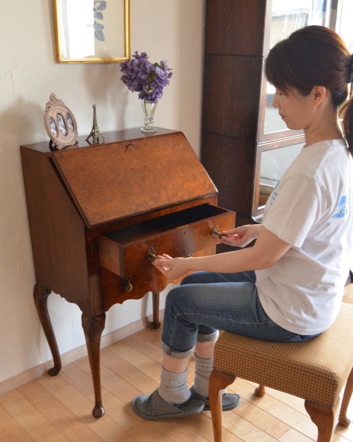 ビューロー　アンティーク家具　キレイなアンティーク英国家具、ウォルナット材のビューロー（デスク）。引き出しを開けるたびに、なんだかワクワクしちゃう･･･（モデルの身長は156cmです）。(q-536-f)