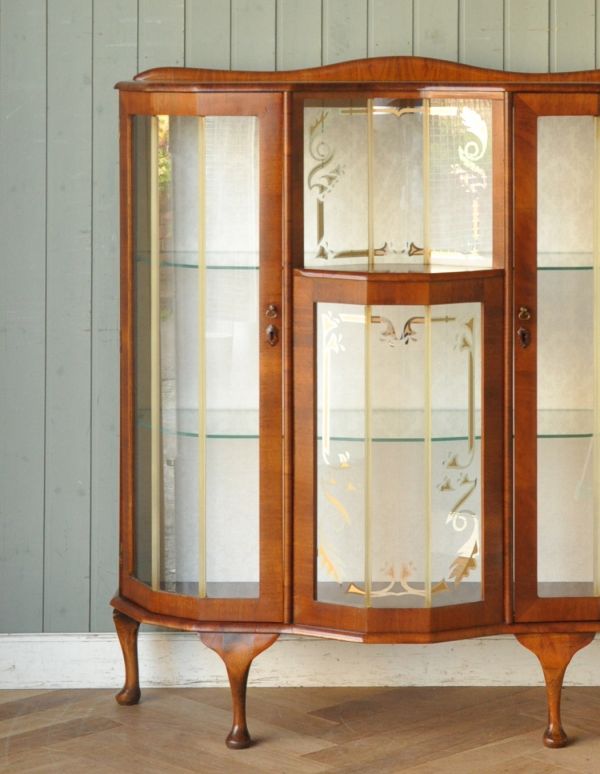 アンティークのキャビネット　アンティーク家具　イギリス輸入のアンティーク家具、上品な模様入りのガラスキャビネット。リビングや寝室、玄関などで試してみてください。(q-537-f)
