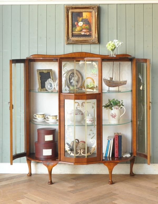 アンティークのキャビネット　アンティーク家具　イギリス輸入のアンティーク家具、上品な模様入りのガラスキャビネット。３段あります。(q-537-f)