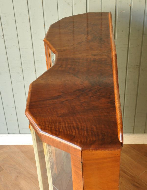 アンティークのキャビネット　アンティーク家具　イギリス輸入のアンティーク家具、上品な模様入りのガラスキャビネット。天板もピカピカにお直ししました。(q-537-f)