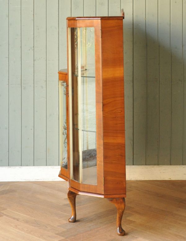 アンティークのキャビネット　アンティーク家具　イギリス輸入のアンティーク家具、上品な模様入りのガラスキャビネット。サイドもガラスなので、どこから見ても美しいです！しっかり作られているので、安心してお使いいただけます。(q-537-f)