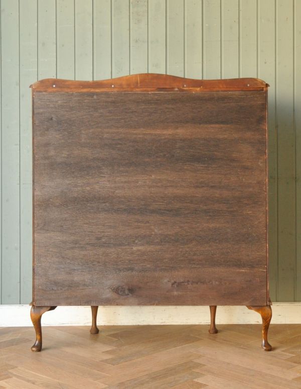 アンティークのキャビネット　アンティーク家具　イギリス輸入のアンティーク家具、上品な模様入りのガラスキャビネット。キチンとメンテナンスしてあるので、裏側もキレイです。(q-537-f)