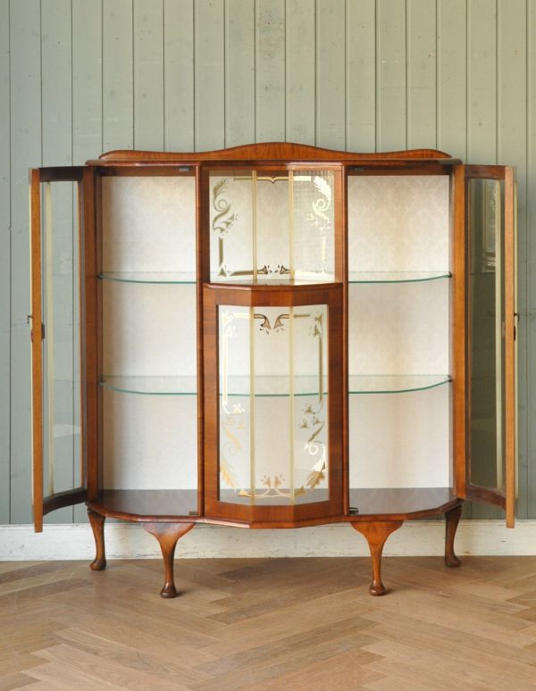 アンティークのキャビネット　アンティーク家具　イギリス輸入のアンティーク家具、上品な模様入りのガラスキャビネット。１枚づつの扉なので、扉を開いたときも美しいです。(q-537-f)