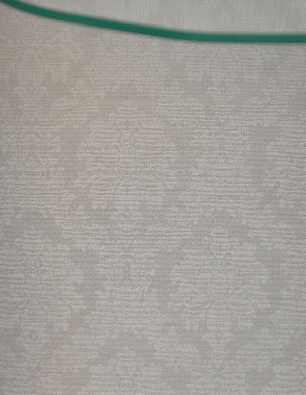 アンティークのキャビネット　アンティーク家具　イギリス輸入のアンティーク家具、上品な模様入りのガラスキャビネット。柄物の食器やお気に入りのアイテムが引き立つような生地になっています。(q-537-f)