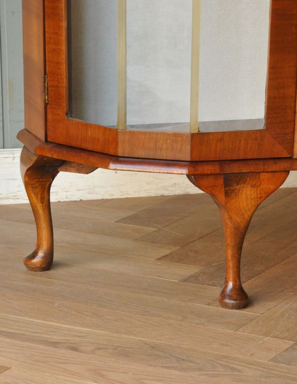 アンティークのキャビネット　アンティーク家具　イギリス輸入のアンティーク家具、上品な模様入りのガラスキャビネット。安定感のある脚がしっかり支えます。(q-537-f)