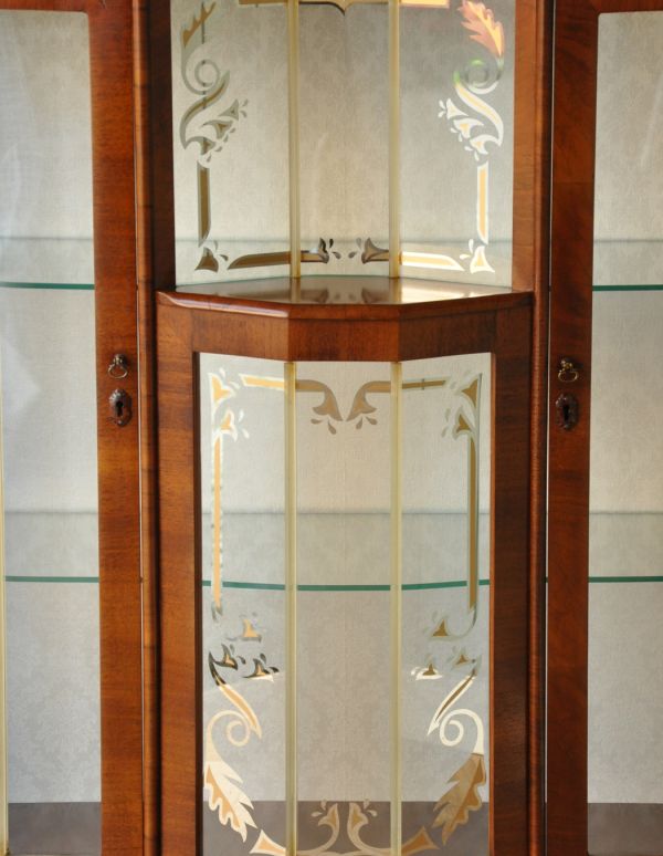 アンティークのキャビネット　アンティーク家具　イギリス輸入のアンティーク家具、上品な模様入りのガラスキャビネット。真ん中には、ディスプレイする為の棚が付いています。(q-537-f)