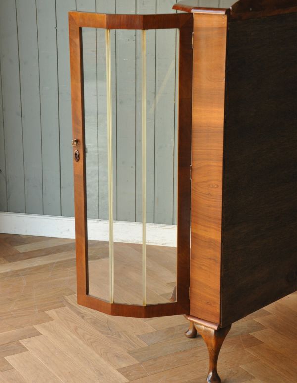 アンティークのキャビネット　アンティーク家具　イギリス輸入のアンティーク家具、上品な模様入りのガラスキャビネット。ガラスもアンティークならでは。(q-537-f)