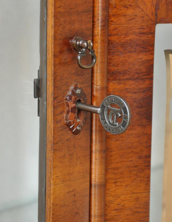 アンティークのキャビネット　アンティーク家具　イギリス輸入のアンティーク家具、上品な模様入りのガラスキャビネット。取っ手がちょこんと付いています。(q-537-f)