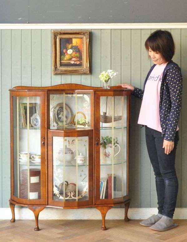 アンティークのキャビネット　アンティーク家具　イギリス輸入のアンティーク家具、上品な模様入りのガラスキャビネット。お気に入りの雑貨や食器を並べてみましょう。(q-537-f)