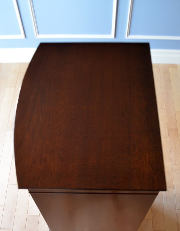 アンティークのチェスト　アンティーク家具　マホガニー材のアンティーク英国家具、美しいチェスト（トールボーイ）。天板も木目がとってもキレイです。(q-539-f)