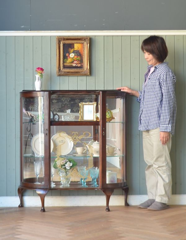 アンティークのキャビネット アンティーク家具 ウォルナット材のアンティーク家具、とても優美なガラスキャビネット。お気に入りの雑貨や食器を並べてみましょう。(q-540-f)