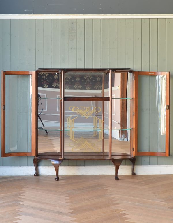 アンティークのキャビネット アンティーク家具 ウォルナット材のアンティーク家具、とても優美なガラスキャビネット。3段あります。(q-540-f)