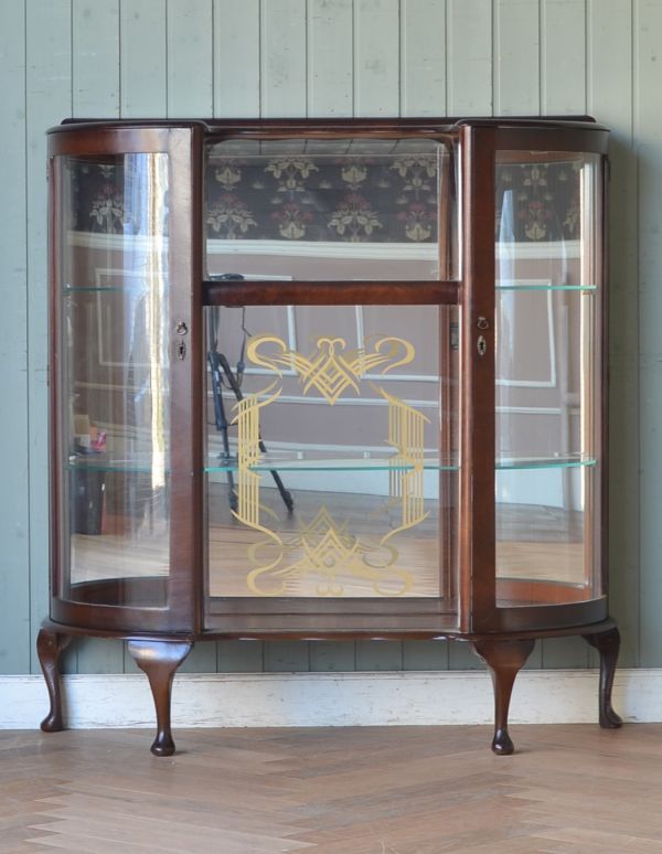 アンティークのキャビネット アンティーク家具 ウォルナット材のアンティーク家具、とても優美なガラスキャビネット。背板は、全面にミラーが貼られています。(q-540-f)