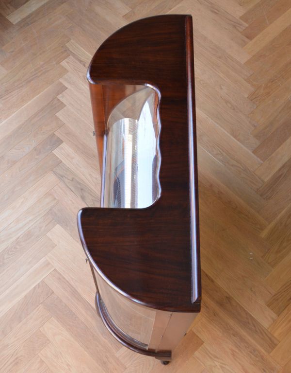 アンティークのキャビネット アンティーク家具 ウォルナット材のアンティーク家具、とても優美なガラスキャビネット。天板もピカピカにお直ししました。(q-540-f)