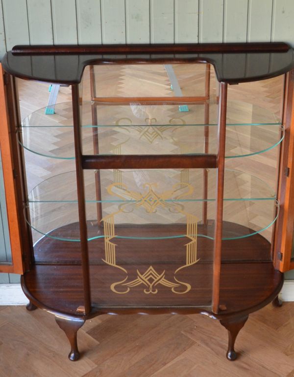 アンティークのキャビネット アンティーク家具 ウォルナット材のアンティーク家具、とても優美なガラスキャビネット。1枚づつの扉なので、扉を開いたときも美しいです。(q-540-f)