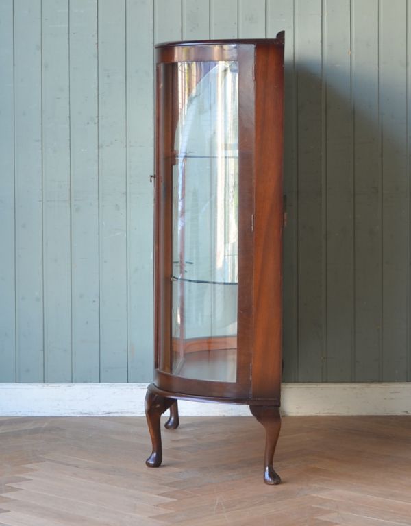 アンティークのキャビネット アンティーク家具 ウォルナット材のアンティーク家具、とても優美なガラスキャビネット。サイドもガラスなので、どこから見ても美しいです!しっかり作られているので、安心してお使いいただけます。(q-540-f)