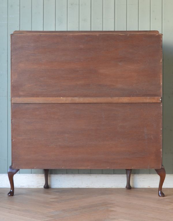 アンティークのキャビネット アンティーク家具 ウォルナット材のアンティーク家具、とても優美なガラスキャビネット。きちんとメンテナンスしてあるので、裏側もキレイです。(q-540-f)