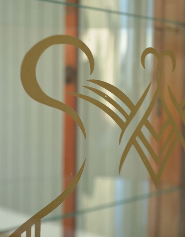 アンティークのキャビネット アンティーク家具 ウォルナット材のアンティーク家具、とても優美なガラスキャビネット。ガラスもアンティークならでは。(q-540-f)