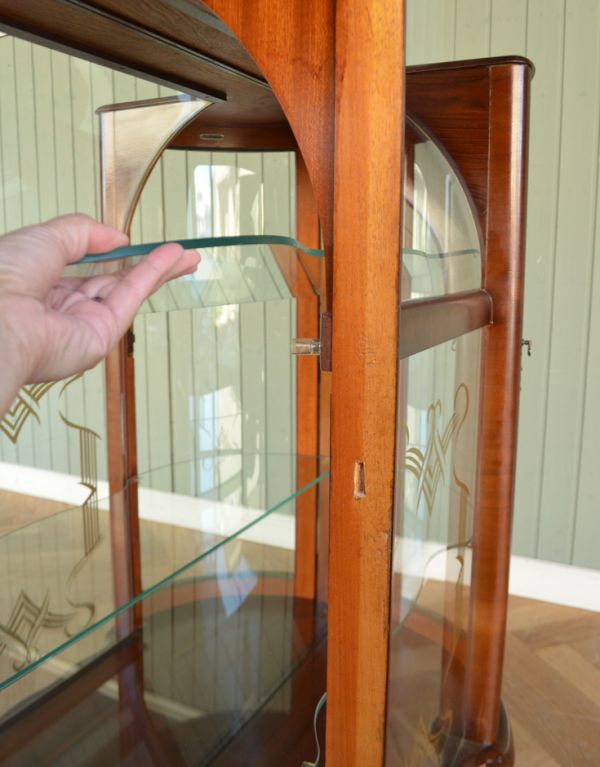 アンティークのキャビネット アンティーク家具 ウォルナット材のアンティーク家具、とても優美なガラスキャビネット。※棚板は可動です。(q-540-f)