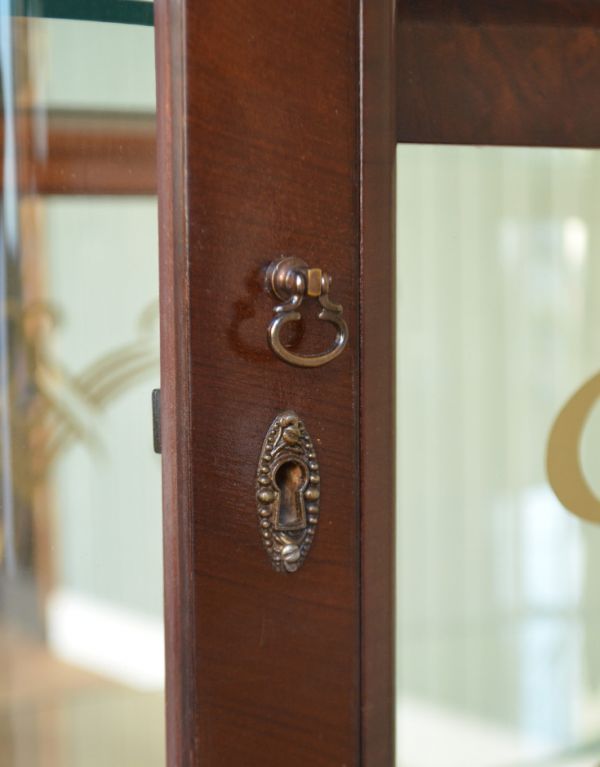 アンティークのキャビネット アンティーク家具 ウォルナット材のアンティーク家具、とても優美なガラスキャビネット。取っ手がちょこんと付いています。(q-540-f)