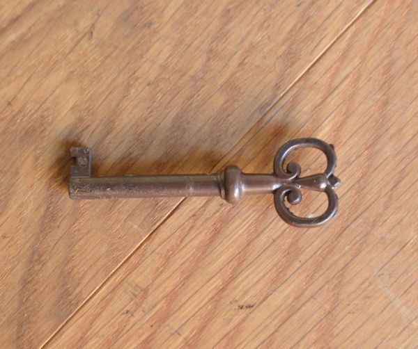 アンティークのキャビネット アンティーク家具 ウォルナット材のアンティーク家具、とても優美なガラスキャビネット。このまま飾っておいても素敵なアンティークの鍵付きです。(q-540-f)