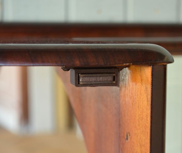 アンティークのキャビネット アンティーク家具 ウォルナット材のアンティーク家具、とても優美なガラスキャビネット。マグネットが付いているので開け閉めもスムーズです。(q-540-f)