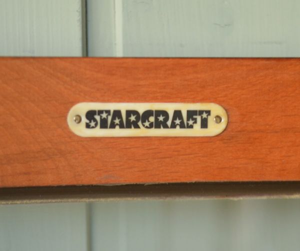 アンティークのキャビネット アンティーク家具 ウォルナット材のアンティーク家具、とても優美なガラスキャビネット。メーカーのタグが残っていました。(q-540-f)