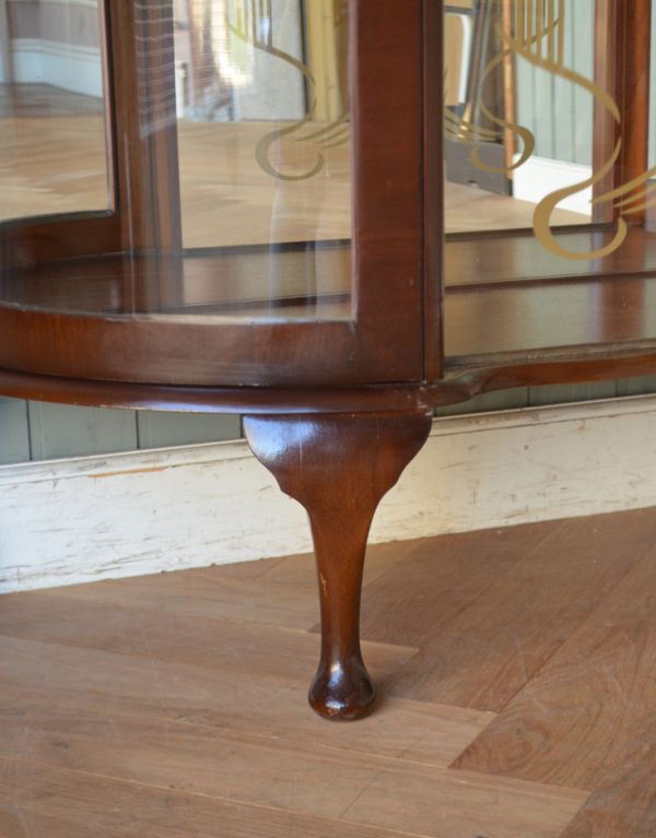 アンティークのキャビネット アンティーク家具 ウォルナット材のアンティーク家具、とても優美なガラスキャビネット。安定感のある脚がしっかり支えます。(q-540-f)