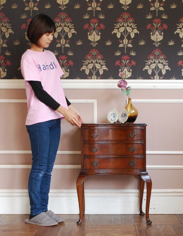 アンティークのチェスト アンティーク家具 英国のアンティーク家具、ウォルナット材の小さなチェストオブドロワーズ。高級感があって女性らしい優しいシルエット。(q-541-f )