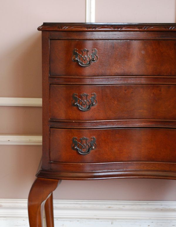 アンティークのチェスト アンティーク家具 英国のアンティーク家具、ウォルナット材の小さなチェストオブドロワーズ。文庫本や漫画、リモコンなど近くに置いておきたいものを収納しておけばとっても便利ですよ。(q-541-f )