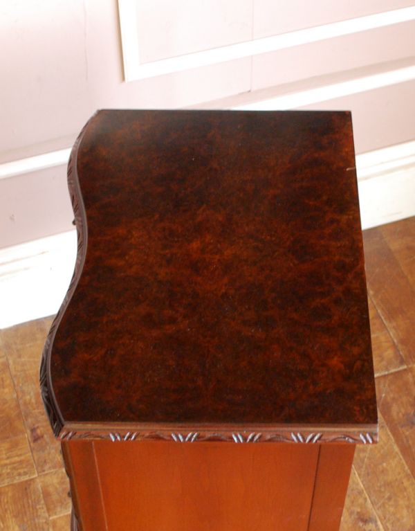 アンティークのチェスト アンティーク家具 英国のアンティーク家具、ウォルナット材の小さなチェストオブドロワーズ。天板も木目がキレイです。(q-541-f )