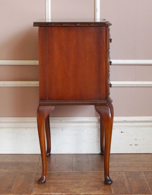 アンティークのチェスト アンティーク家具 英国のアンティーク家具、ウォルナット材の小さなチェストオブドロワーズ。サイドから見ても絵になります。(q-541-f )