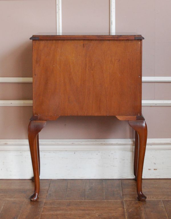 アンティークのチェスト アンティーク家具 英国のアンティーク家具、ウォルナット材の小さなチェストオブドロワーズ。きちんとメンテナンスしてあるので、裏側もキレイです。(q-541-f )