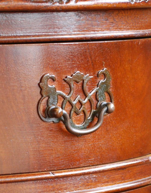 アンティークのチェスト アンティーク家具 英国のアンティーク家具、ウォルナット材の小さなチェストオブドロワーズ。アンティークの装飾がオシャレな取っ手です。(q-541-f )