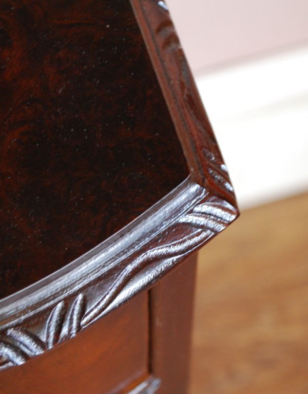 アンティークのチェスト アンティーク家具 英国のアンティーク家具、ウォルナット材の小さなチェストオブドロワーズ。天板にも優雅なカッティングです。(q-541-f )