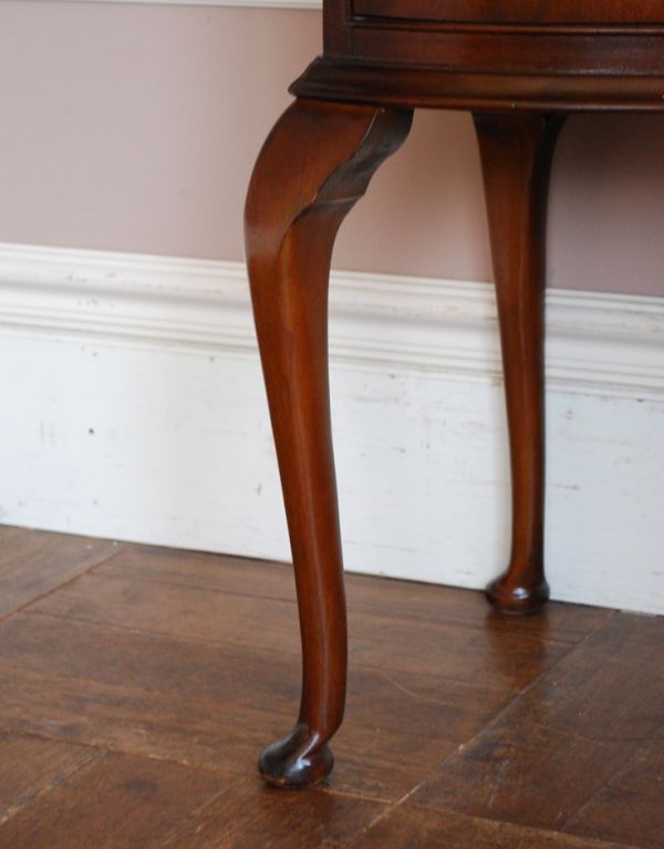 アンティークのチェスト アンティーク家具 英国のアンティーク家具、ウォルナット材の小さなチェストオブドロワーズ。上品なラインの脚がしっかりとキャビネットを支えます。(q-541-f )