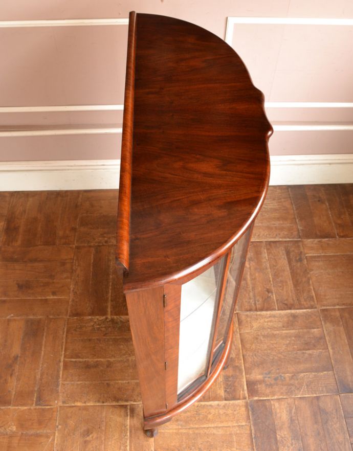 アンティークのキャビネット　アンティーク家具　美しいガラス扉のアンティーク家具、英国輸入のガラスキャビネット（飾り棚）。天板もピカピカにお直ししました。(q-542-f-1)