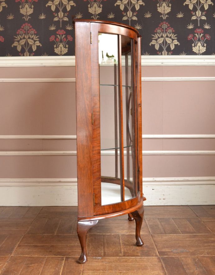 アンティークのキャビネット　アンティーク家具　美しいガラス扉のアンティーク家具、英国輸入のガラスキャビネット（飾り棚）。サイドもガラスなので、どこから見ても美しいです！しっかり作られているので、安心してお使いいただけます。(q-542-f-1)