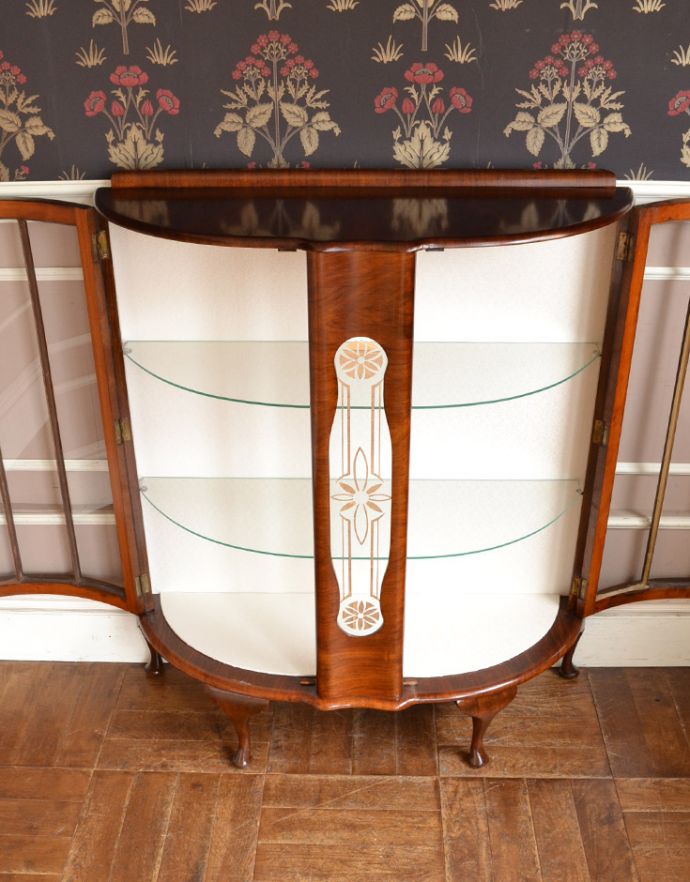 アンティークのキャビネット　アンティーク家具　美しいガラス扉のアンティーク家具、英国輸入のガラスキャビネット（飾り棚）。ダブルドアのデザインです。(q-542-f-1)