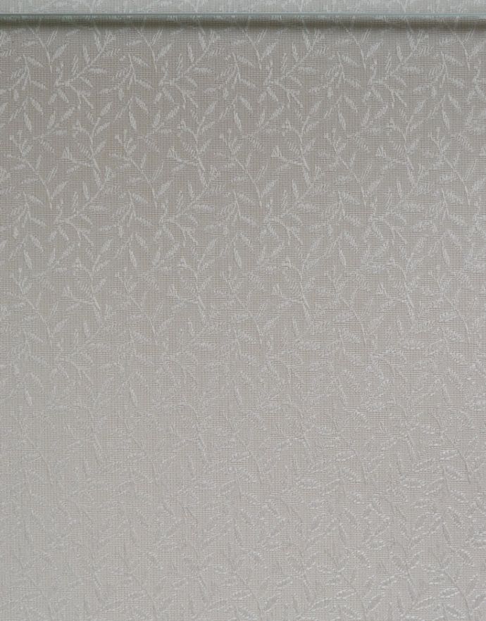 アンティークのキャビネット　アンティーク家具　美しいガラス扉のアンティーク家具、英国輸入のガラスキャビネット（飾り棚）。柄物の食器やお気に入りのアイテムが引き立つようなシンプルな生地に新しく張り替えました。(q-542-f-1)