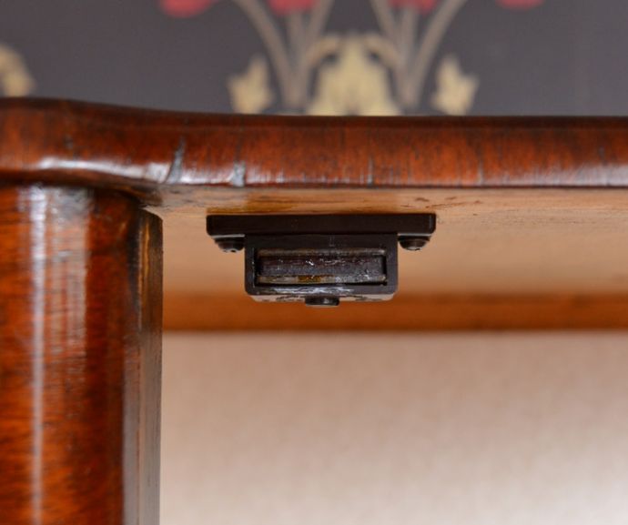 アンティークのキャビネット　アンティーク家具　美しいガラス扉のアンティーク家具、英国輸入のガラスキャビネット（飾り棚）。扉にはマグネットが付いているので、開け閉めがスムーズです。(q-542-f-1)