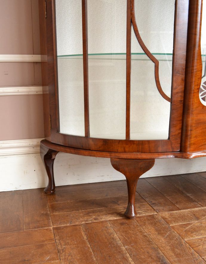 アンティークのキャビネット　アンティーク家具　美しいガラス扉のアンティーク家具、英国輸入のガラスキャビネット（飾り棚）。きちんと支えます。(q-542-f-1)