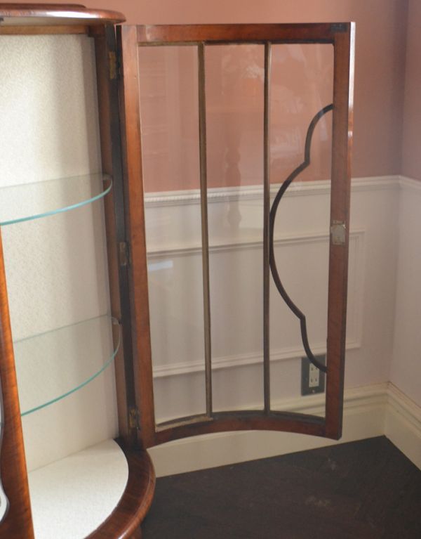 アンティークのキャビネット　アンティーク家具　美しいガラス扉のアンティーク家具、英国輸入のガラスキャビネット（飾り棚）。木の装飾が上品なアクセントになっています。(q-542-f-1)